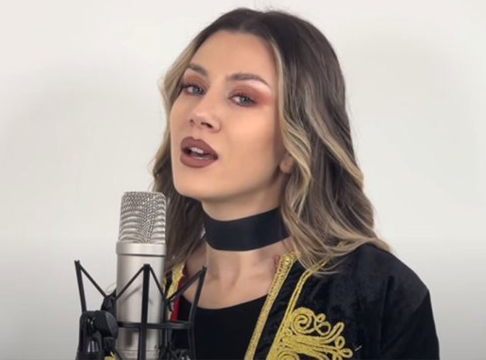 “Mora fjalë”…., himni kombëtares kuqezi këndohet nga artistja rumune dhe bëhet virale (VIDEO)