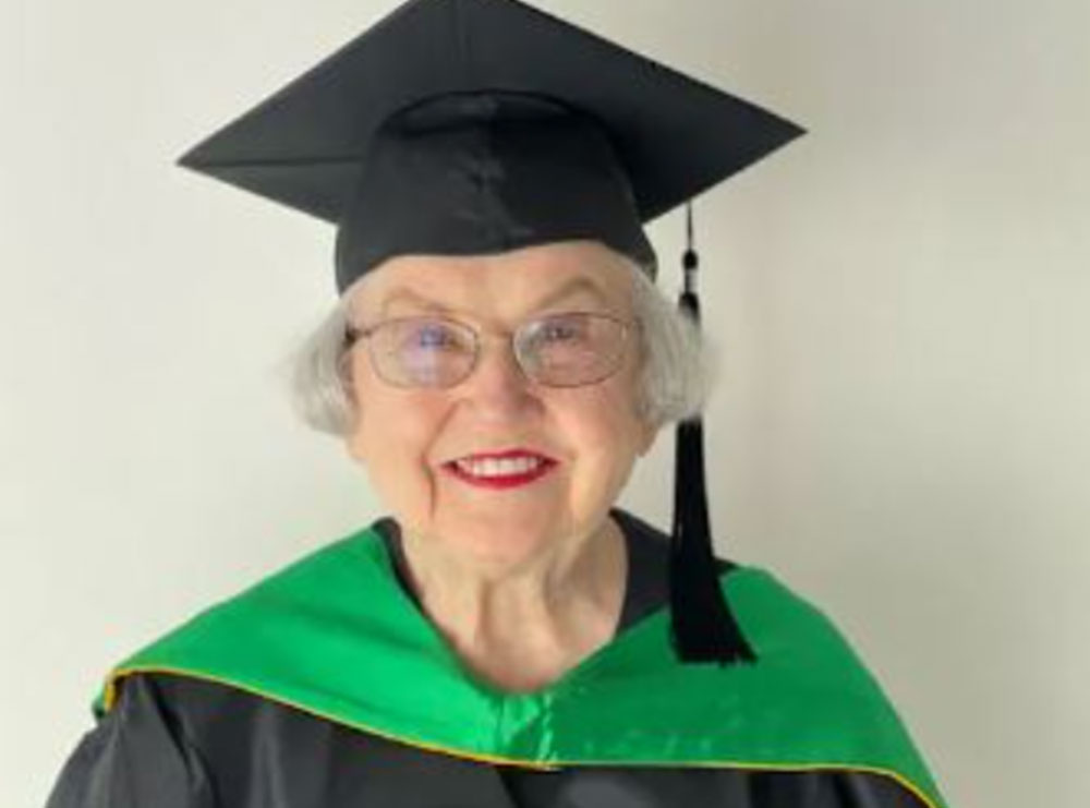 Gruaja merr diplomën e masterit në moshën 90-vjeçe