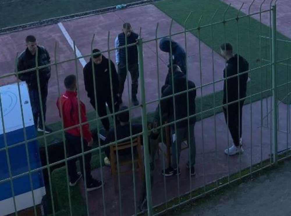 Ndodh në Shqipëri, trajneri rreh futbollistin e ekipit të tij