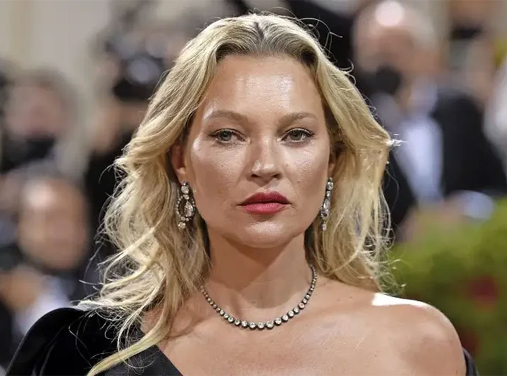 Nuk e fsheh “papërsosmërinë e lëkurës: Si duket Kate Moss në moshën 50 vjeçare pa make up!