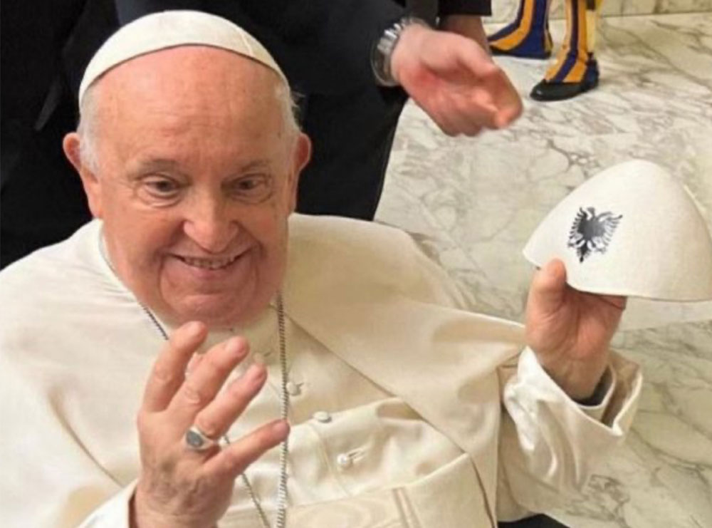 Plisi shqiptar në duart e Papa Françeskut!