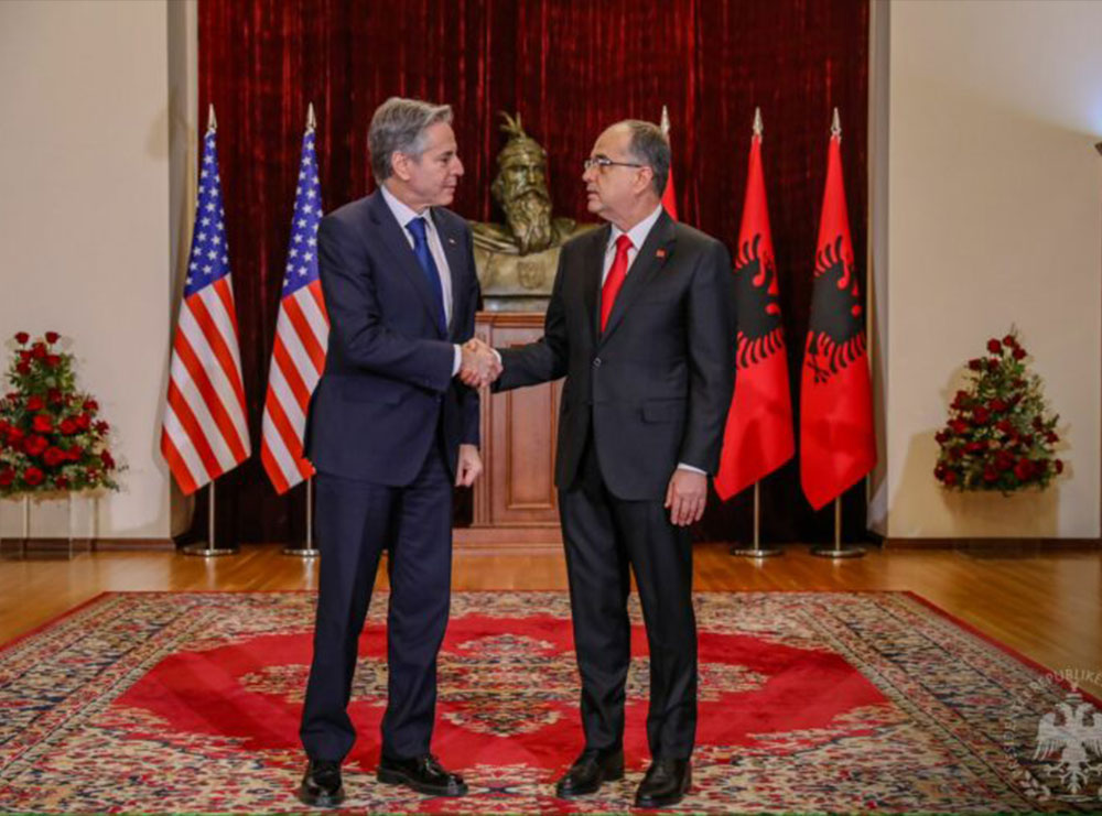 Antony Blinken 15 minuta takim me Begajn, Sekretari amerikan largohet nga Presidenca