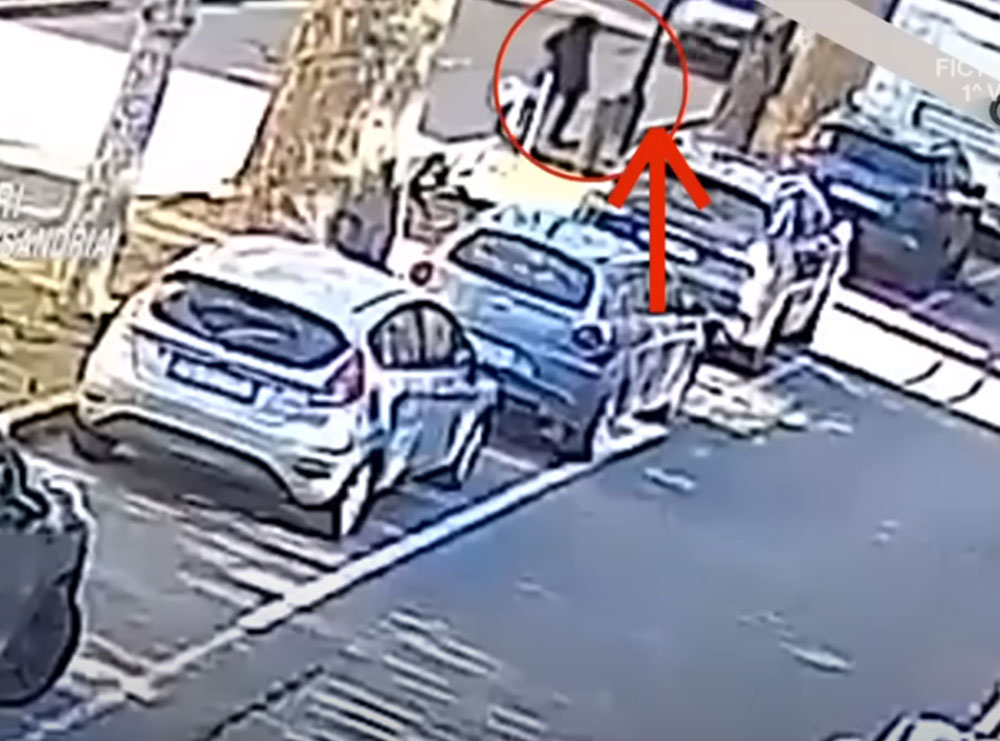 VIDEO/ Shqiptari “tërbohet” pas ndarjes, tenton të përplasë me makinë ish të dashurën dhe e dhunon në mes të rrugës