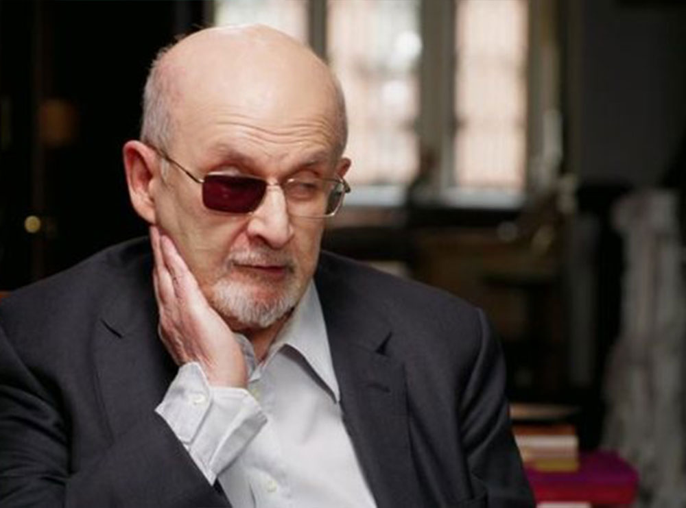 U sulmua 12 herë me thikë në një auditor, shkrimtari Salman Rushdie rrëfen se si humbi njërin sy
