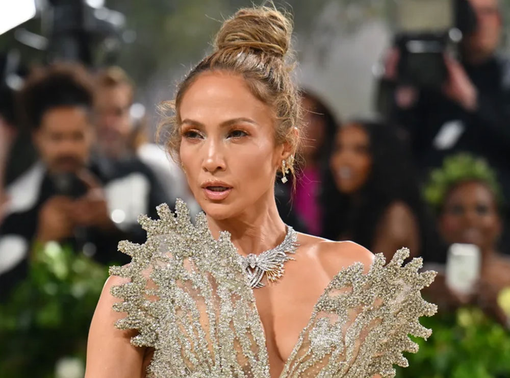 J. Lo është kaq ekstra! Për fustanin e saj u deshën 2.5 milionë rruaza dhe 800 orë punë