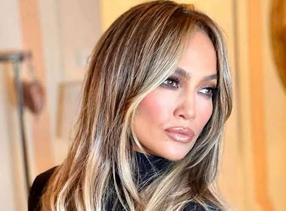 Ups, Jennifer Lopezin e tradhton make up-i në tapetin e kuq!