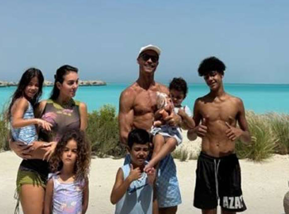 Cristiano Ronaldo ‘i harron të gjitha’ dhe shfaqet në plazh me familjen!