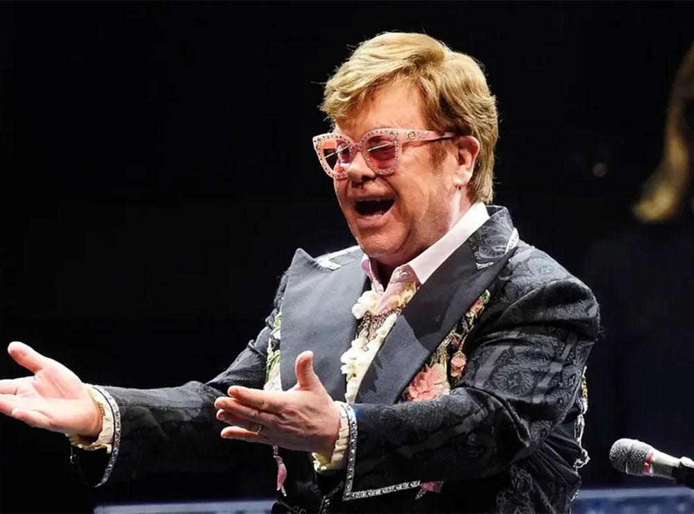 Elton John urinon në një shishe në një dyqan luksoz në Francë