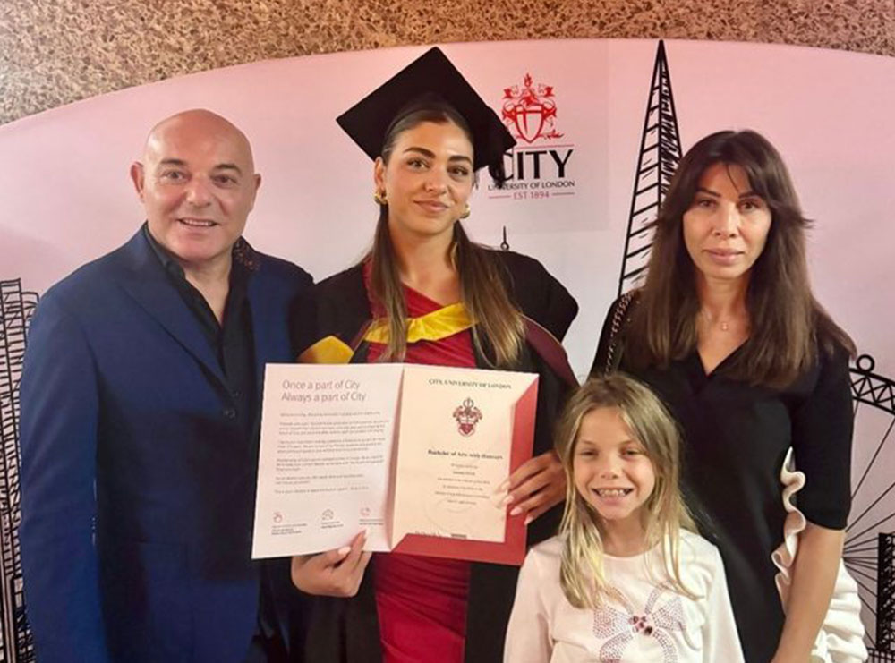 Vajza e Blendi Fevziut diplomohet në Universitetin e Londrës dhe gazetari s’mund ta fshihte krenarinë