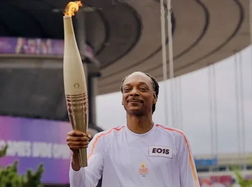 Snoop Dogg bëhet viral teksa mban pishtarin e Lojërave Olimpike, “lumë memesh” ndaj tij