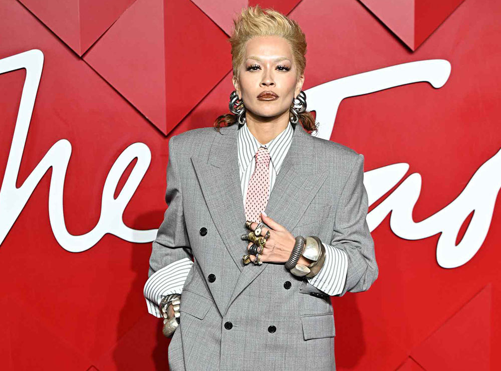 Rita Ora shokon të gjithë me pamjen e saj në British Fashion Awards