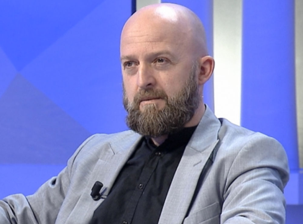 Eksperti i bindur se “Toka është e sheshtë” dhe se “planetet nuk ekzistojnë”