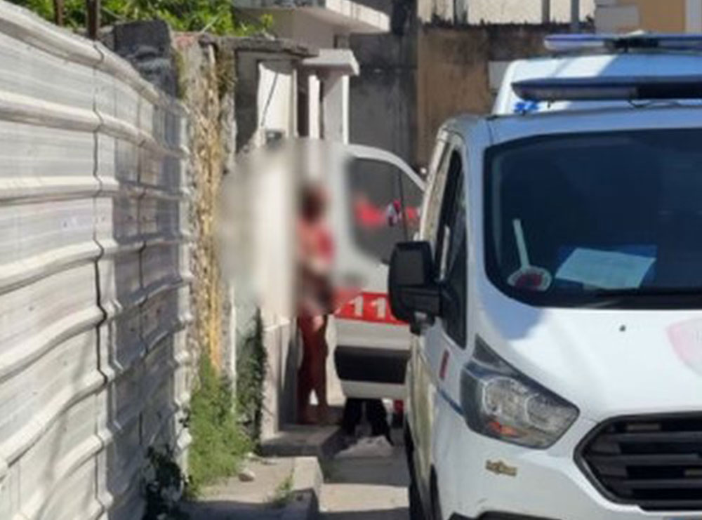 I zhveshur dhe i “larë” në gj*k/ Momenti kur del nga banesa, turisti amerikan që m*sakroi bashkëjetuesen!