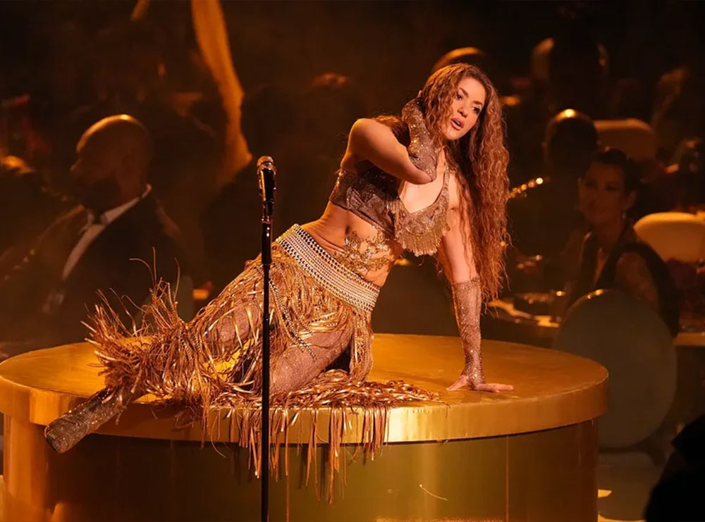 Shakira e kthen në performancë rrëzimin në skenë gjatë koncertit