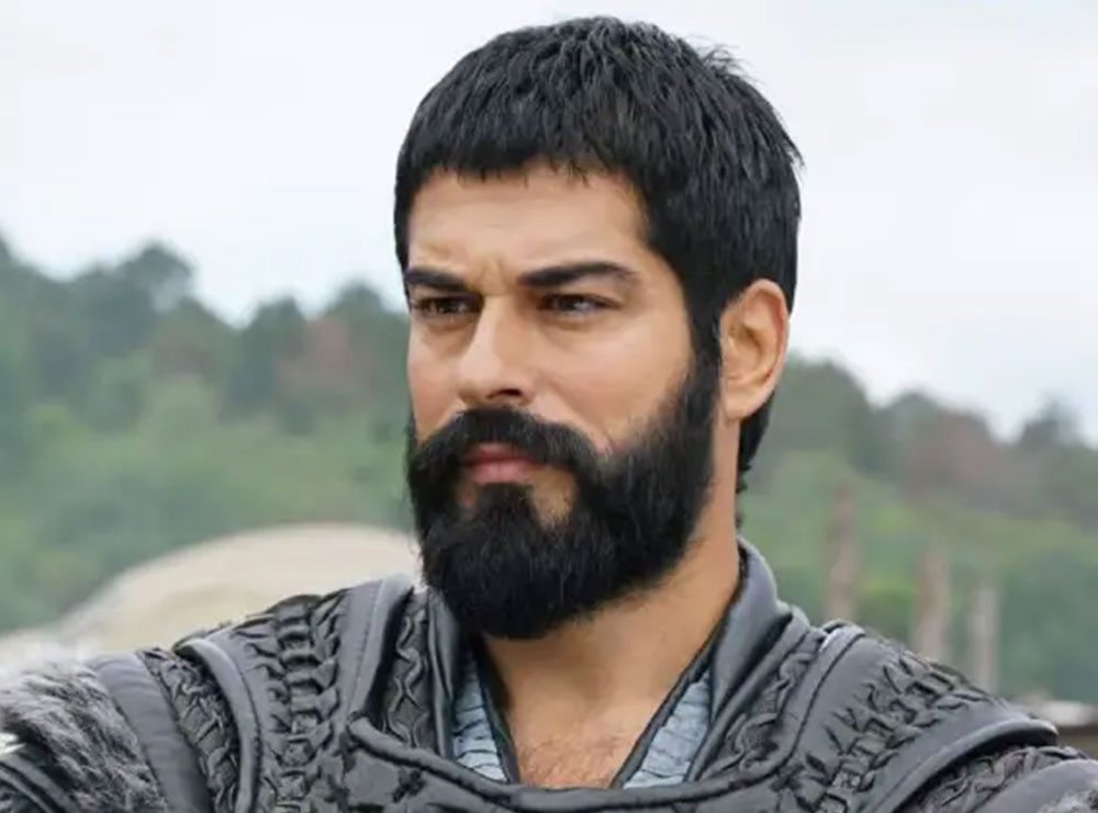 Foto/ Ylli i serialeve turke, Burak Ozçivit, në pushime në Shqipëri