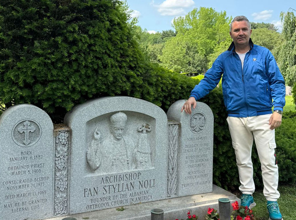 Devis Xherahu viziton Nolin te varri në Boston: “M’u desh gjysmë dite ta gjeja, varrezat sa vetë Korça”