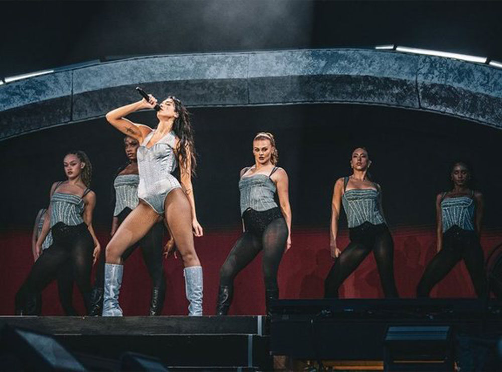 Dua Lipa mahnit italianët në Milano, homazh edhe për ikonën Raffaela Carrà