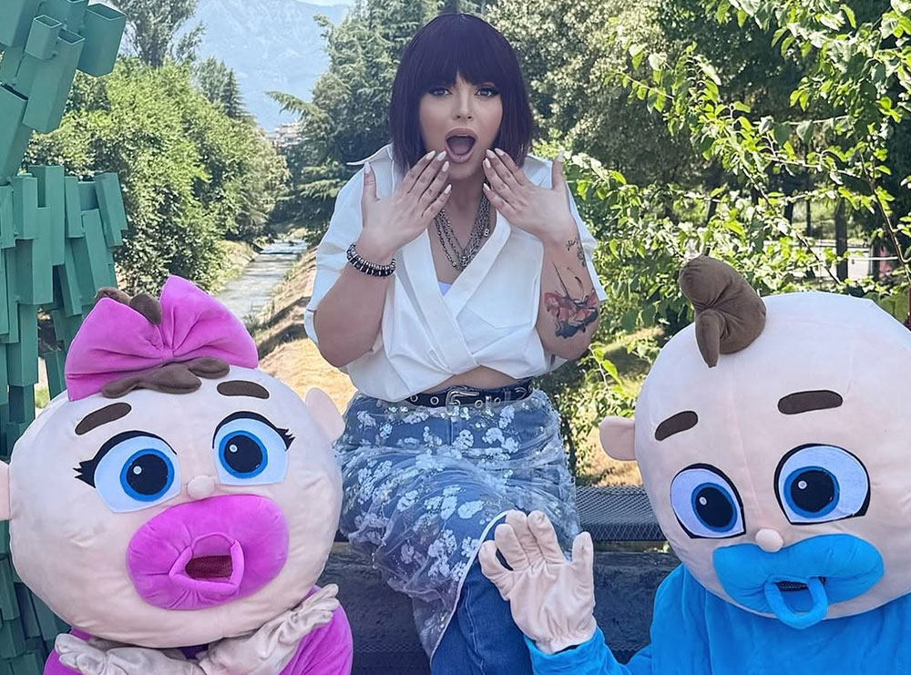FOTO/ Vajzë apo djalë? Fifi bën lëmsh rrjetin, këngëtarja ndez aludimet për një shtatzëni