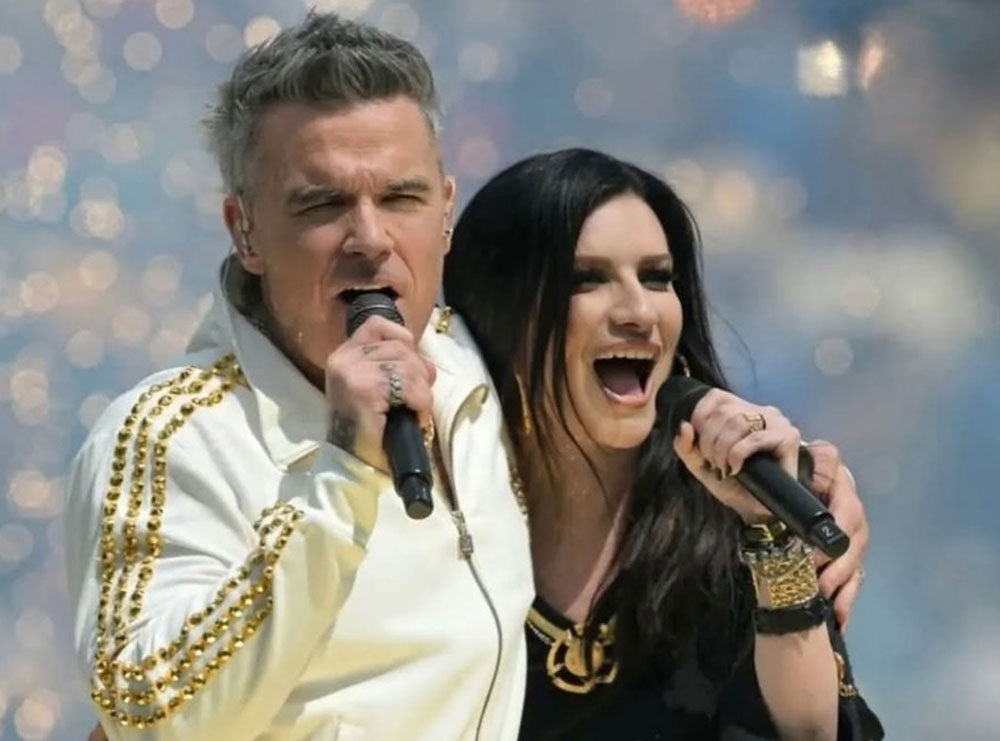 Performanca spektakolare e Robbie Williams dhe Laura Pausinit para finales së Kupës së Botës për Klube!