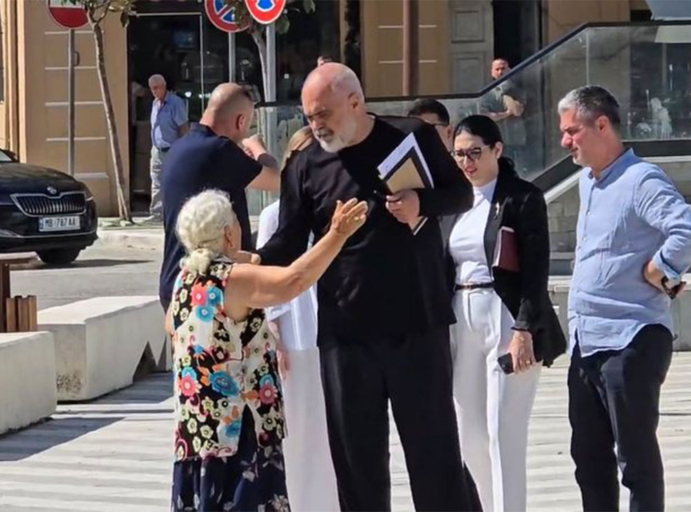 ‘Ç’ke që bërtet’/ U përlesh me truprojat e Ramës, e moshuara rrëfen bisedën pak sekondëshe me kryeministrin: Pse insistova ta takoj