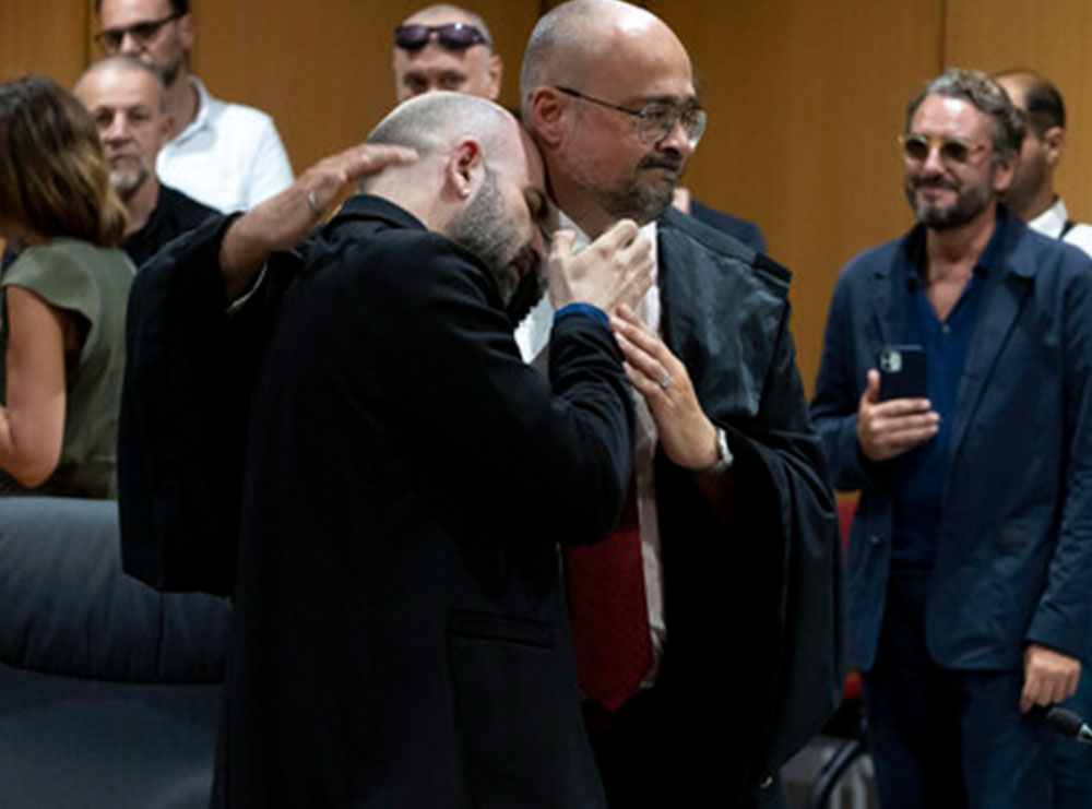 Gazetari italian Roberto Saviano shpërthen në lot teksa lexohej vendimi ku dënohej bosi i Camorrës: Me vodhën jetën