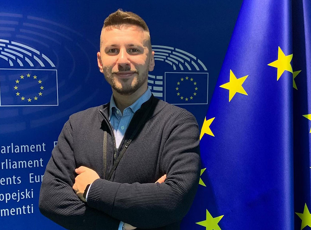 Rrëfimi/ Historia e ish-punonjësit të trenit, Eriseld Zeneli, që sot punon në Parlamentin Europian: Erdha në Itali në vitin ’95 bashkë me nënën time